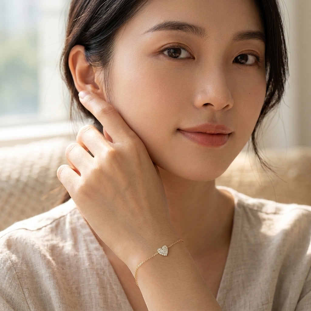 Delicate gold heart bracelet with zirconia stones