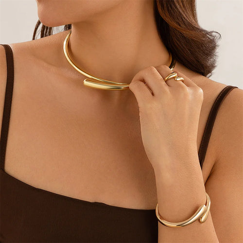 Woman wearing the full 3-piece gold jewelry set for a luxury fashion look