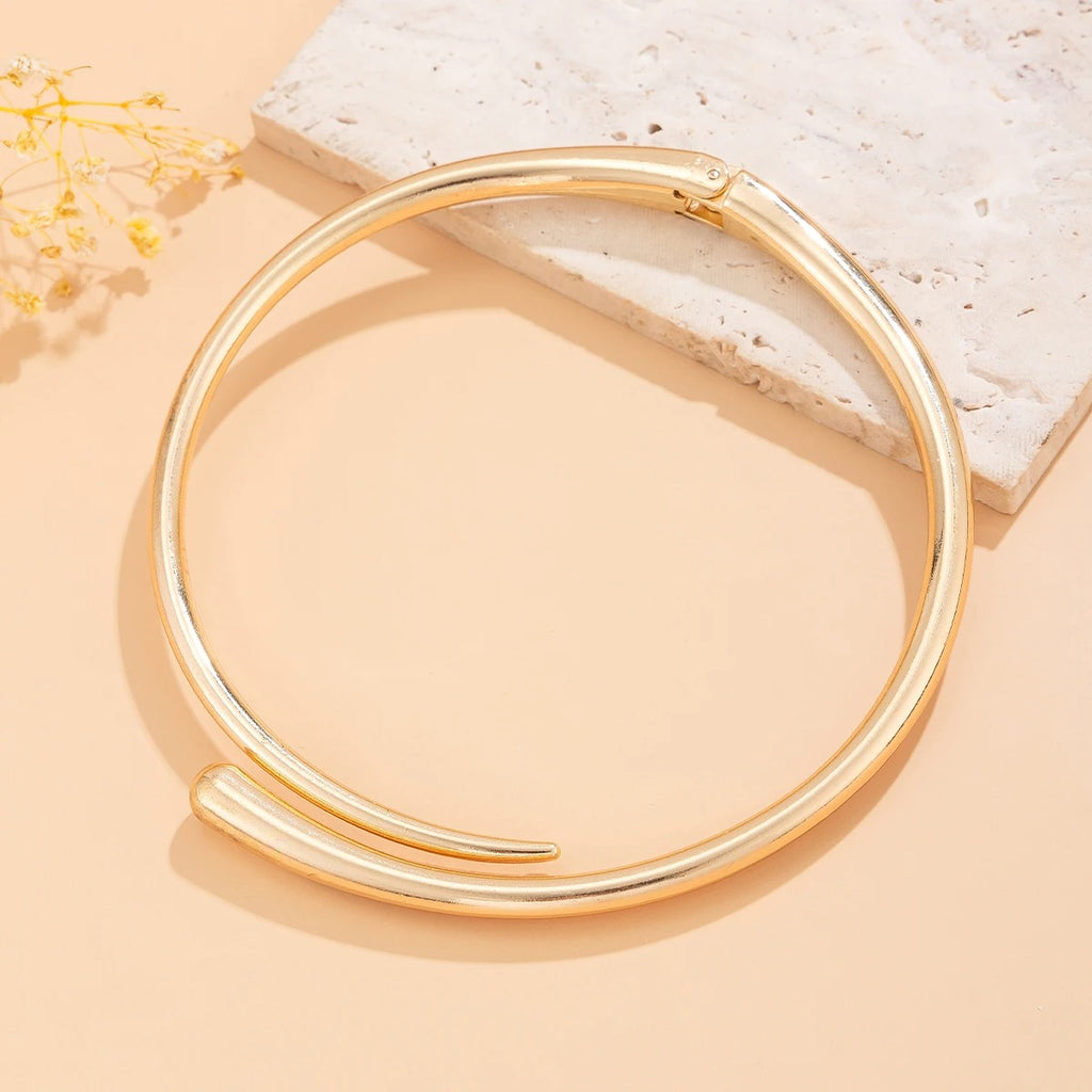 Close-up of the high-quality gold plating on the women's choker and rings