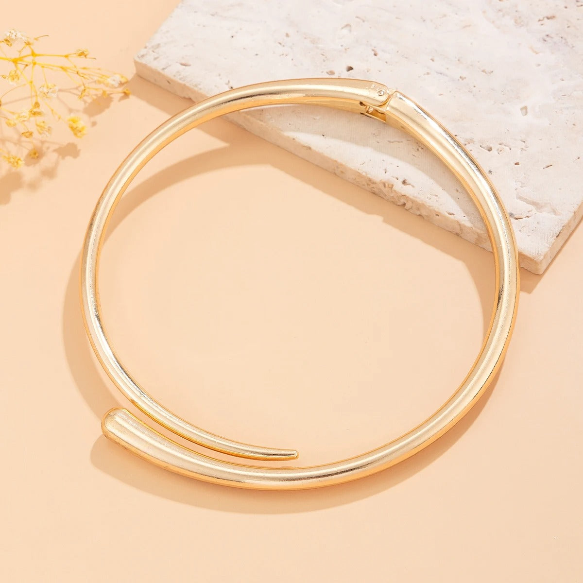 Close-up of the high-quality gold plating on the women's choker and rings