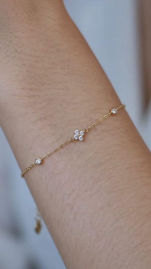 Gold flower bracelet with zirconia details